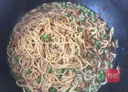 Illustration of how to make braised pea noodles 10