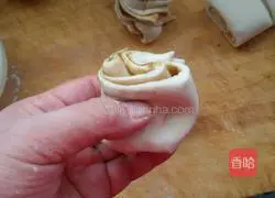 Tahini flower rolls Illustration of how to do it 6