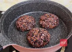 Black rice, cheese and meat floss Illustration of how to make rice balls 11