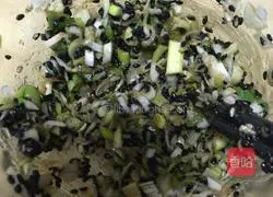 Illustration of how to make black sesame and green onion rolls 1