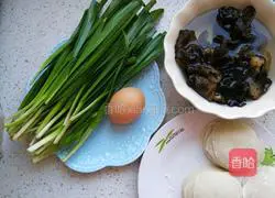 Illustration of how to make chive spring rolls 1