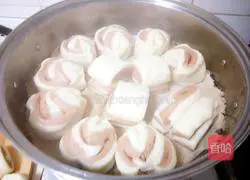 Illustration of how to make love chocolate flower rolls 19