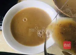 Illustration of how to make sugar-free glutinous millet, mung bean and red date health porridge 7