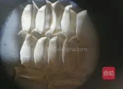 Illustration of how to make pot stickers stuffed with lotus root and meat 23