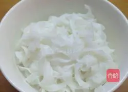 Meat Illustration of how to make rice noodle soup 1