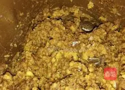 Illustration of how to make jujube, walnut, brown sugar and cornmeal cakes 8