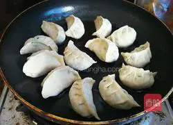 Illustration of how to make vegetarian pot stickers 9