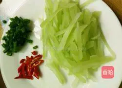 Illustration of how to make fried rice noodles with lettuce and beef 3