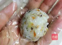 Illustration of how to make cod colored rice balls 4