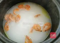 Illustration of how to make casserole porridge with dried shrimps and preserved eggs 8