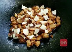 Illustration of how to make mushroom and chicken claypot rice 7