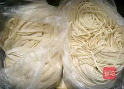 Illustration of how to make cold noodles with braised noodles 4