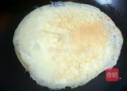 Illustration of how to make spring roll skins 6