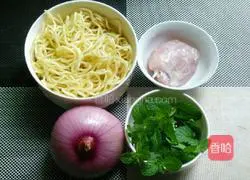 Illustration of how to make diced pork and mint cold noodles 1