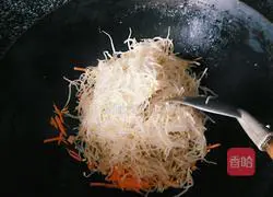 Illustration of making bean sprout spring rolls 5