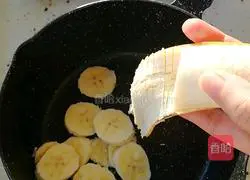 Illustration of how to make banana milk oatmeal porridge 1