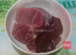 Illustration of how to make lean liver porridge 1 