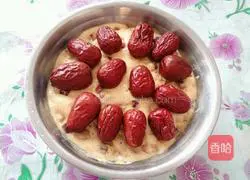 Illustration of how to make cornmeal and red date hair cake 7