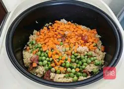 Home-style rice cooker version of Cantonese sausage rice with illustrations 4