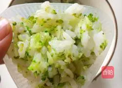 Illustration of how to make broccoli and meat floss rice balls 4