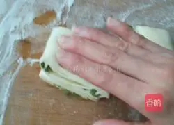 Illustration of how to make chive rolls 12