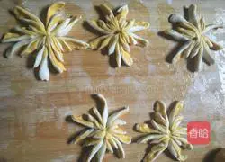 Illustration of how to make two-color chrysanthemum rolls 11