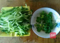 Illustration of making cold noodles with shredded chicken 7