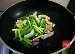 Illustration of how to make squid claypot rice 6