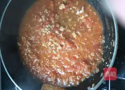 Illustration of how to make tomato meat sauce pasta 8
