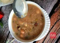 Illustration of how to make longan, lotus seeds and eight-treasure porridge 9