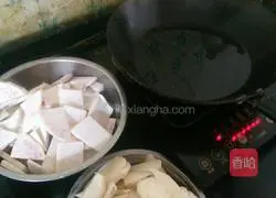 Illustration of how to make spring rolls with fried sweet potato and bean paste 1 