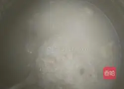 Illustration of how to make preserved egg and lean meat porridge 3