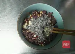 Illustration of how to make black rice balls 5