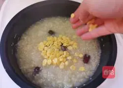 Red dates Illustration of how to make white fungus and millet porridge 8
