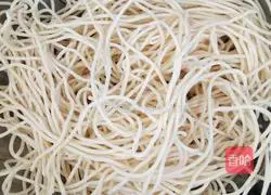 Illustration of how to make rice-flavored lentil braised noodles 1