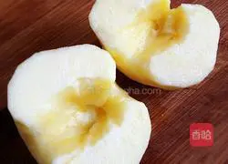 Illustration of how to make apple spring rolls 2