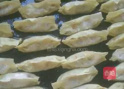Illustration of how to make three-sided pot stickers 6 