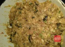 Illustration of how to make mesh spring rolls 2