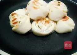 Illustration of how to make pan-fried floret rolls 5