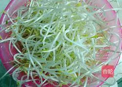 Illustration of how to make fried rice noodles with bean sprouts 2