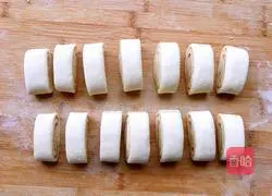 Illustration of how to make brown sugar flower rolls 10