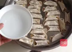 Illustration of how to make pot stickers 14