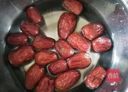 Illustration of how to make red date and raisin hair cake 1