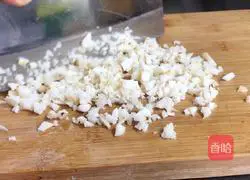 Illustration of how to make spring rolls with local vegetables 4