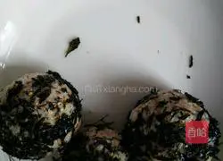 Illustration of how to make tuna rice balls 6