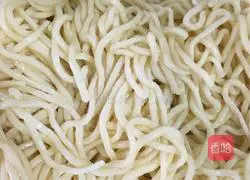 Illustration of how to make braised noodles with pork belly and beans 3