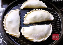 Illustration of how to make scallops and three fresh chives box 17