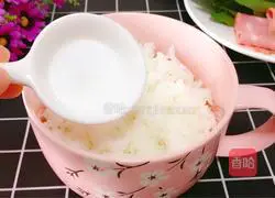 Illustration of how to make cheese and bacon rice balls 3