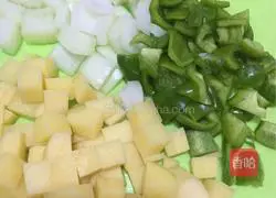 Illustration of how to make diced pork with cold noodles and stewed noodles 1