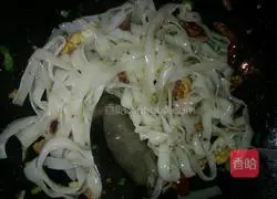 Illustration of how to make spicy fried rice noodles 4